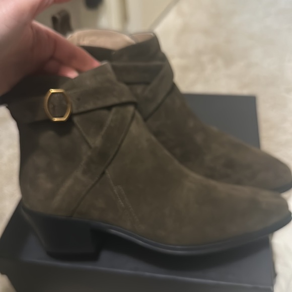 NEW NEVER WORN Chelsea boot in dark olive color size 7 - Picture 3 of 7